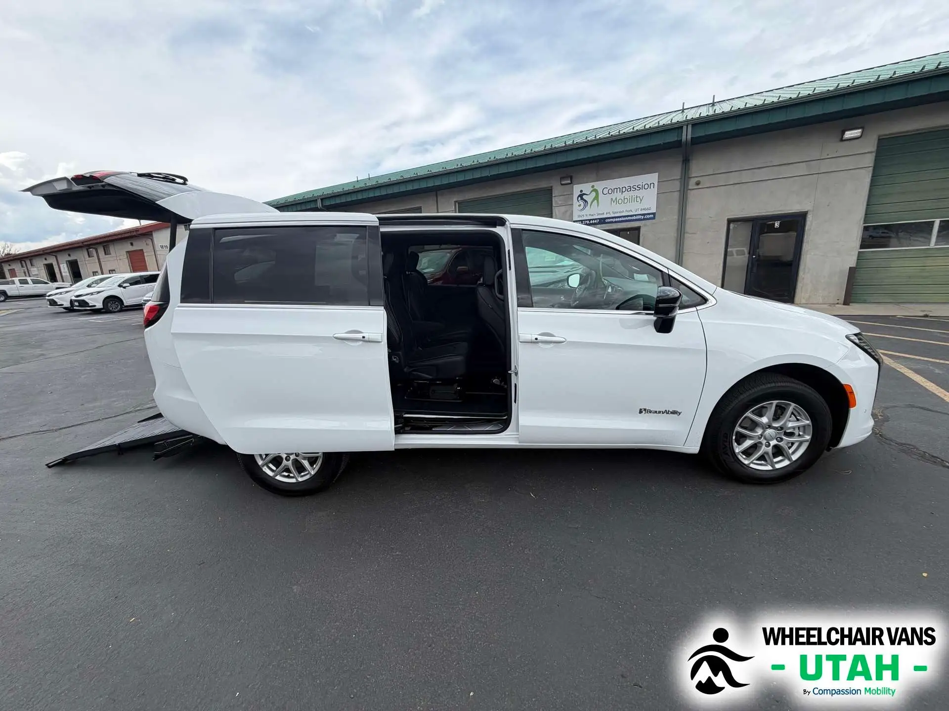2027 Chrysler Pacifica Select photo 1