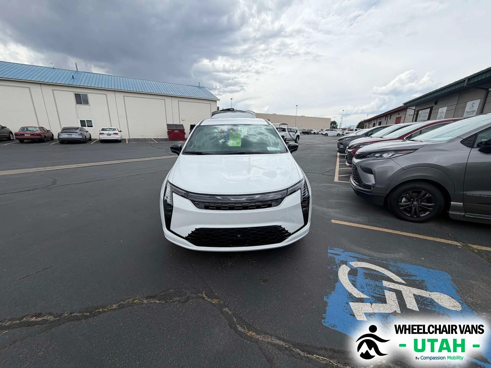2027 Chrysler Pacifica Select photo 3