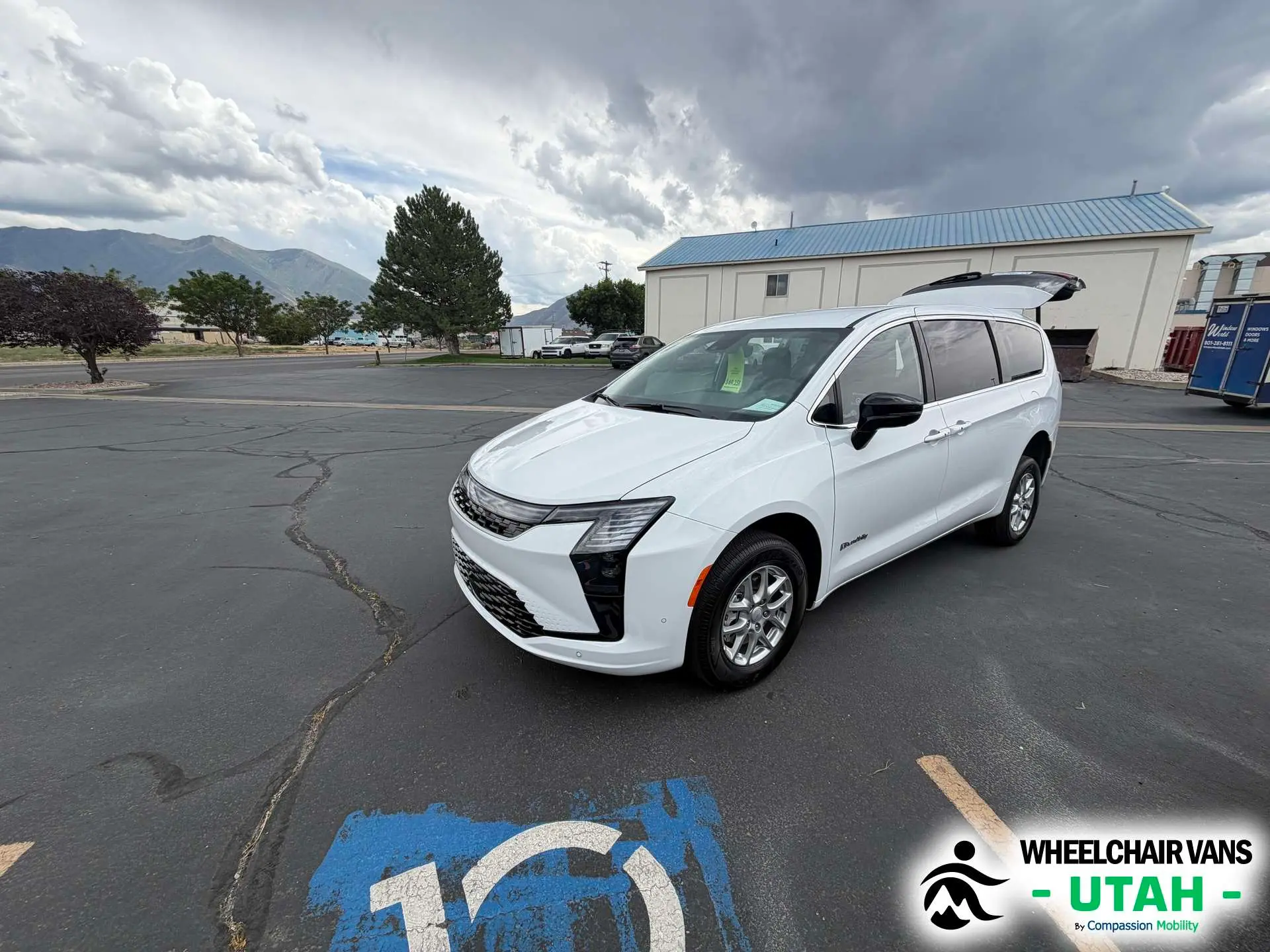 2027 Chrysler Pacifica Select photo 4