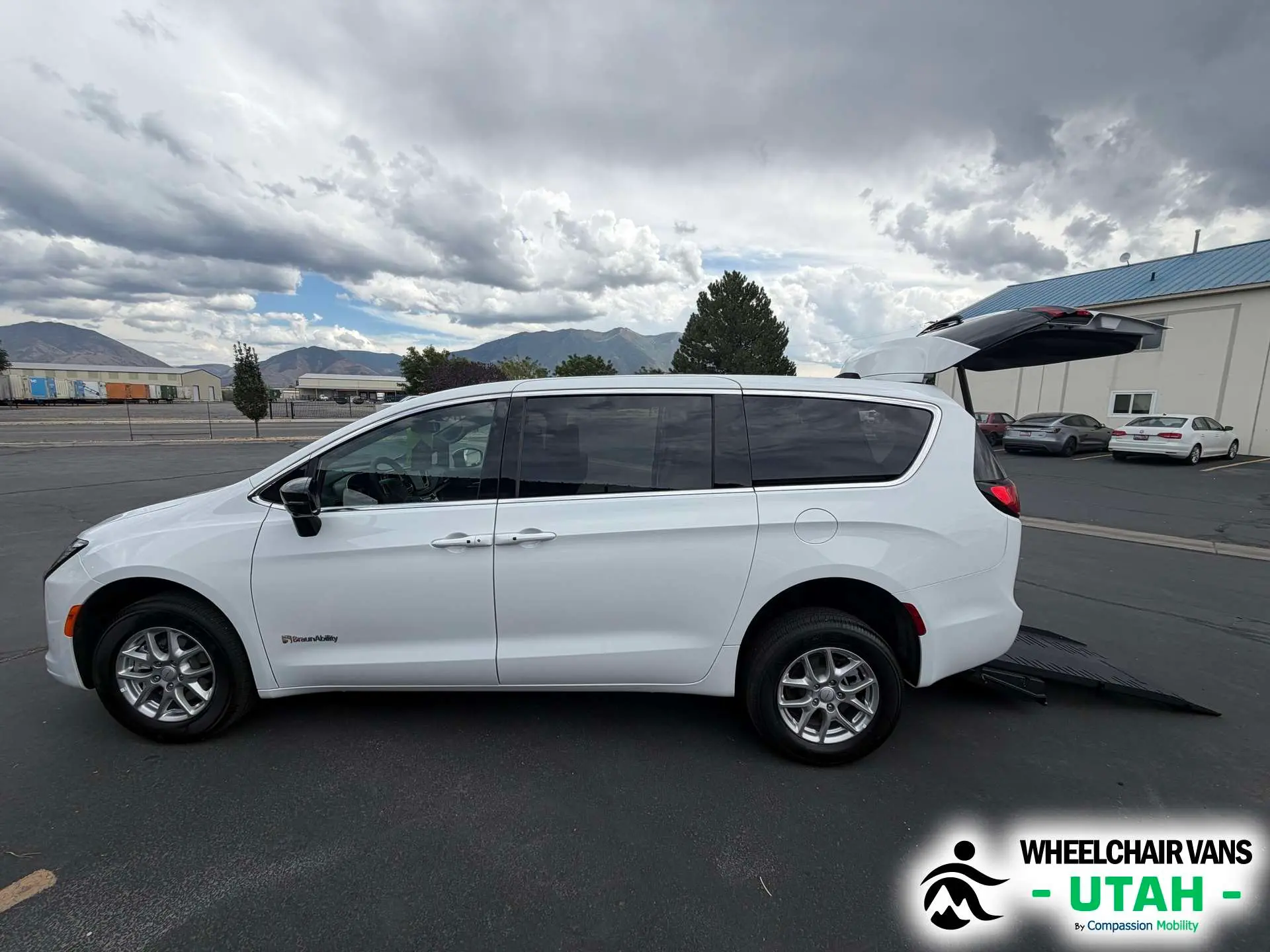 2027 Chrysler Pacifica Select photo 5