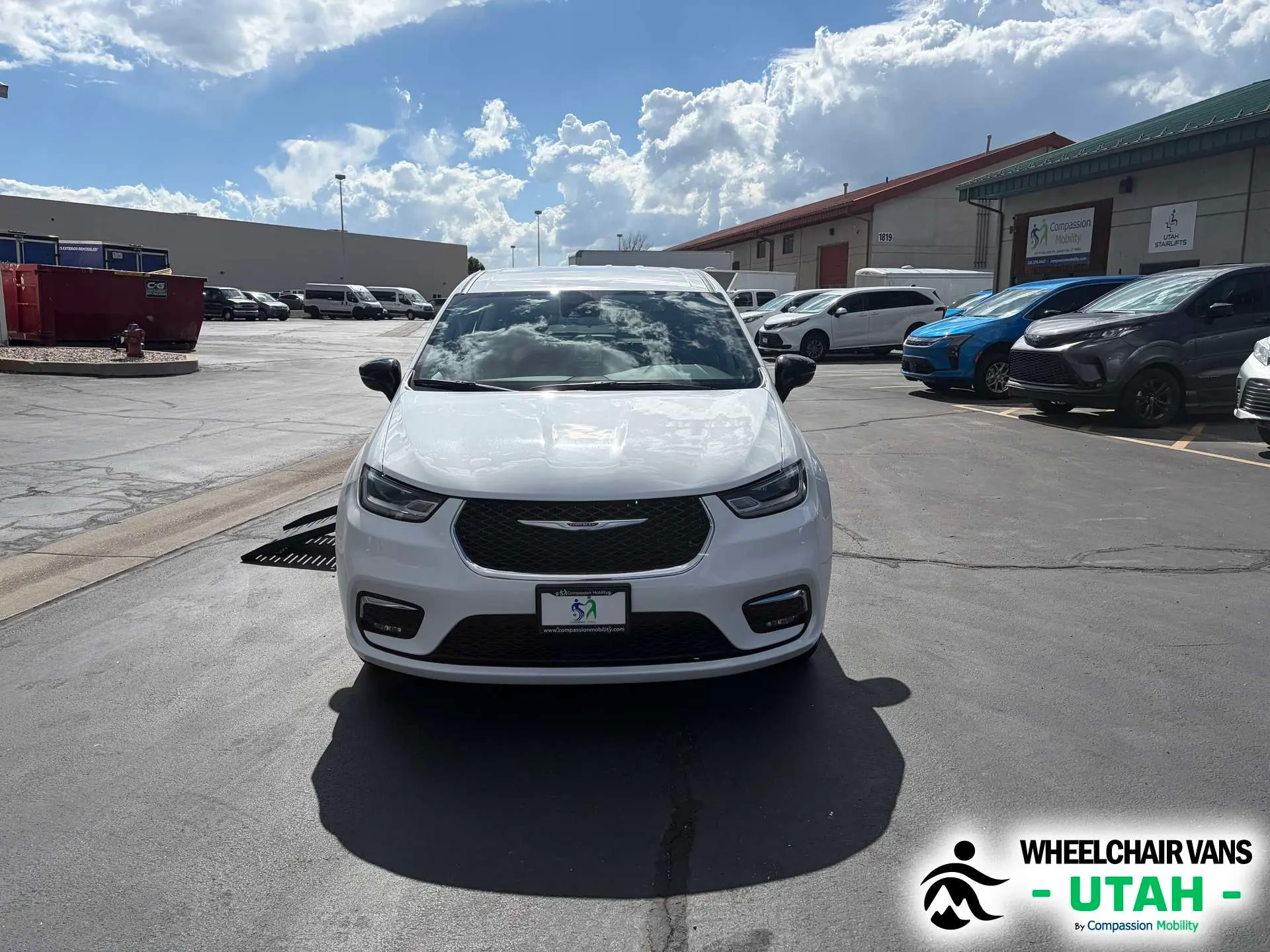 2024 Chrysler Pacifica Touring L photo 3