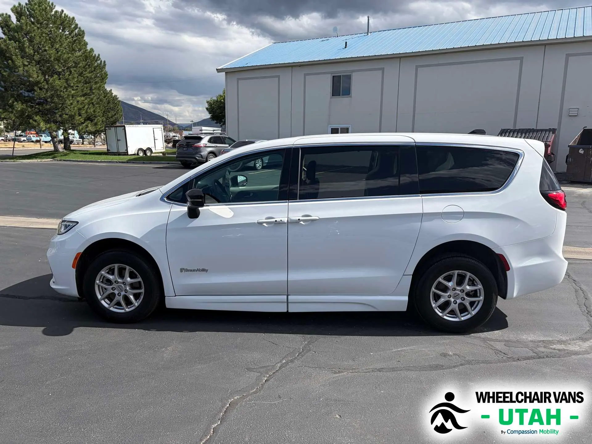 2024 Chrysler Pacifica Touring L photo 5