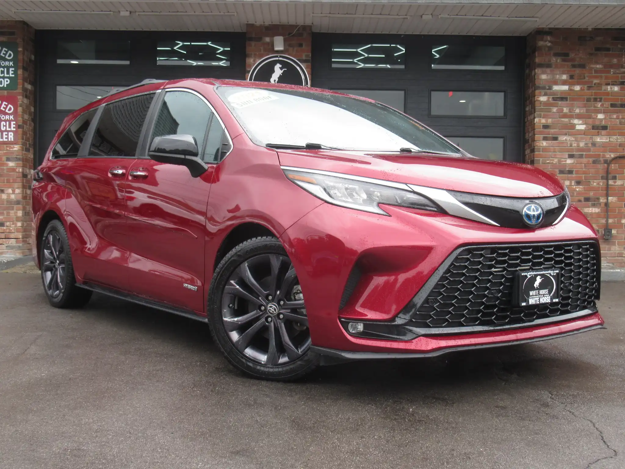 2021 Toyota Sienna XSE 7-Passenger Hybrid FWD's photo