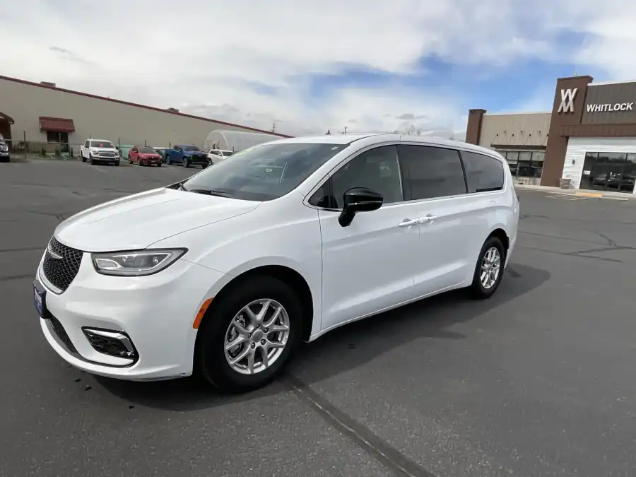 2025 Chrysler Pacifica Select's photo