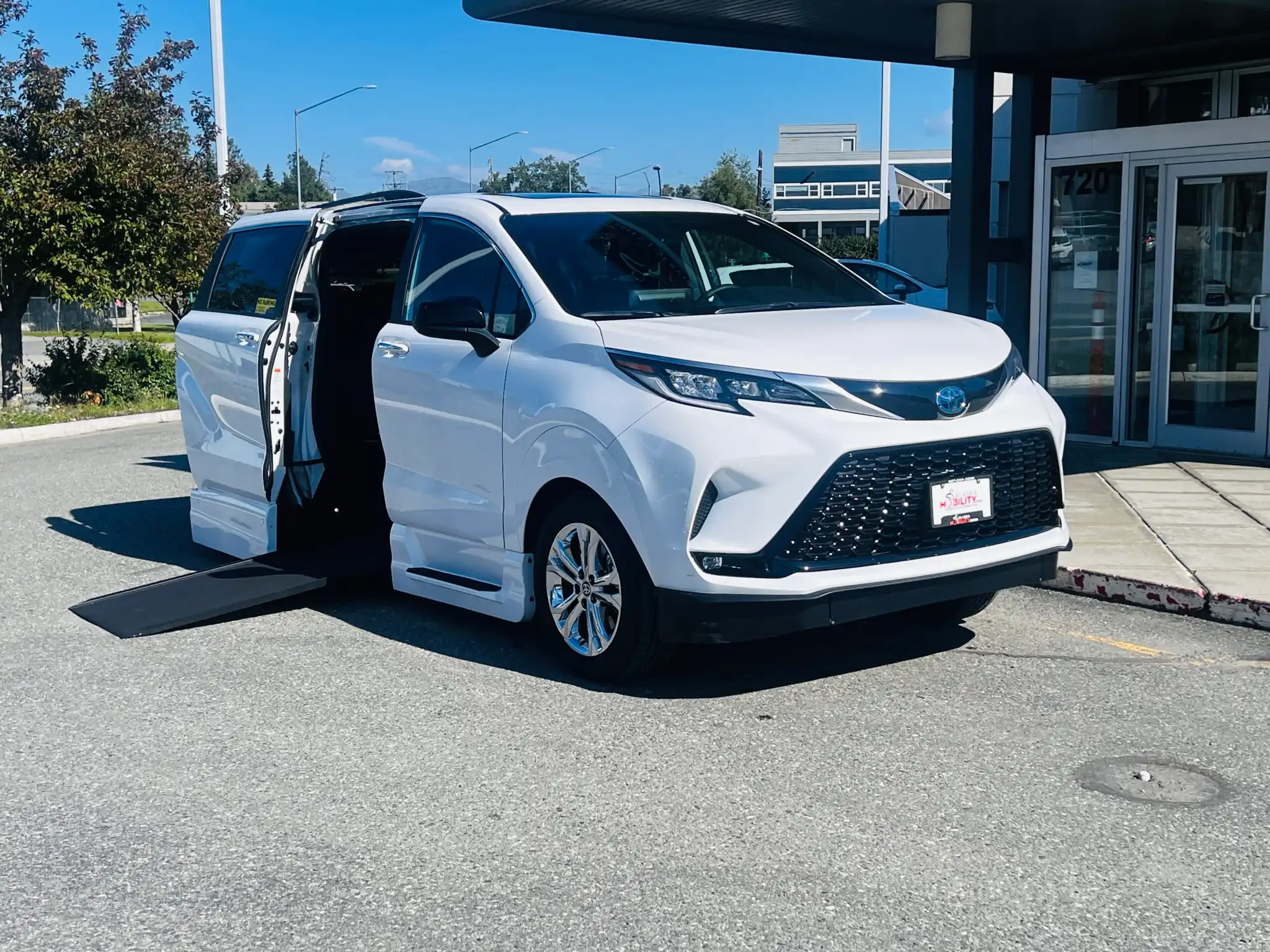 2023 Toyota Sienna XSE 7-Passenger Hybrid AWD's photo