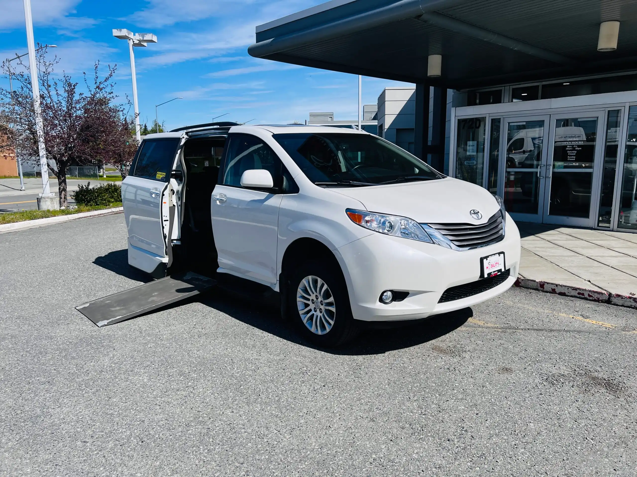 2017 Toyota Sienna XLE V6 7-Passenger Access Seat's photo