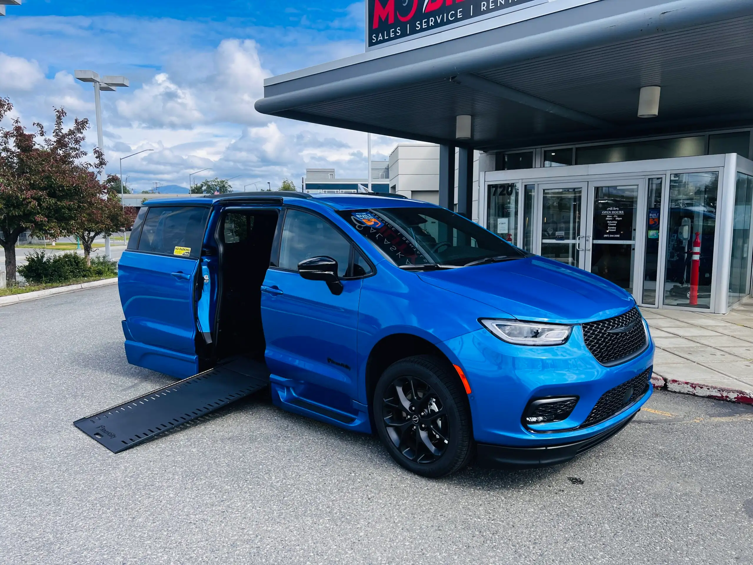 2026 Chrysler Pacifica Select's photo