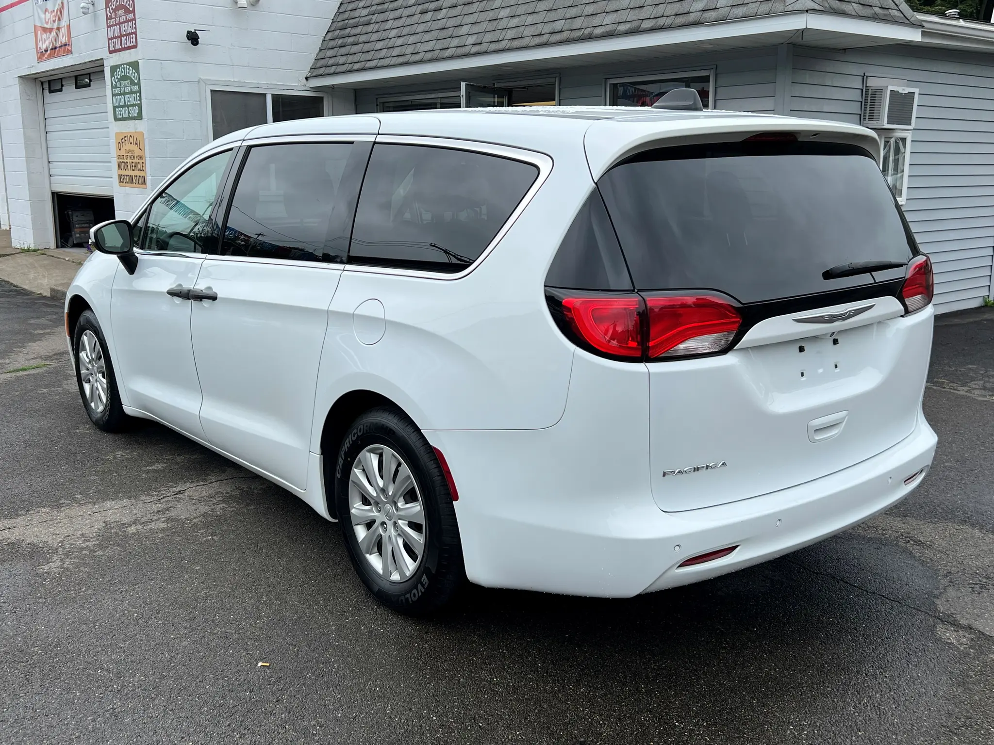 2018 Chrysler Pacifica L photo 3