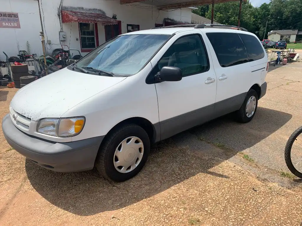 2000 Toyota Sienna LE's photo