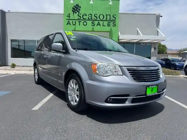 2014 Chrysler Town & Country Touring's photo