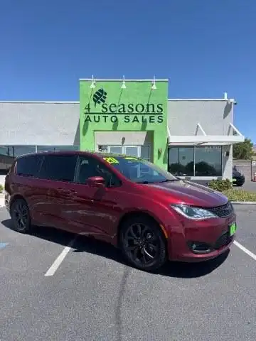 2020 Chrysler Pacifica Touring's photo