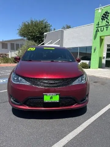 2020 Chrysler Pacifica Touring photo 3