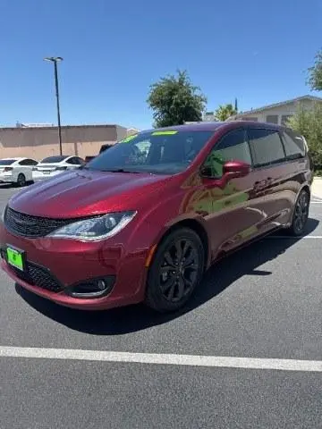 2020 Chrysler Pacifica Touring photo 4