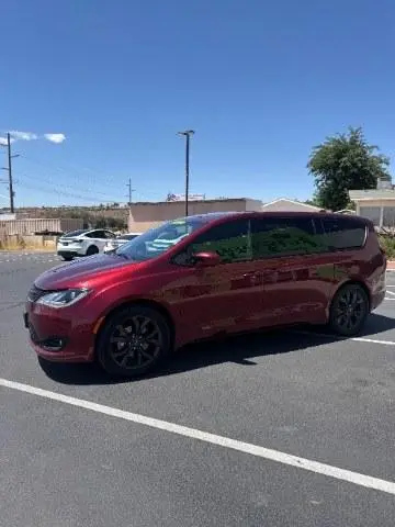 2020 Chrysler Pacifica Touring photo 5