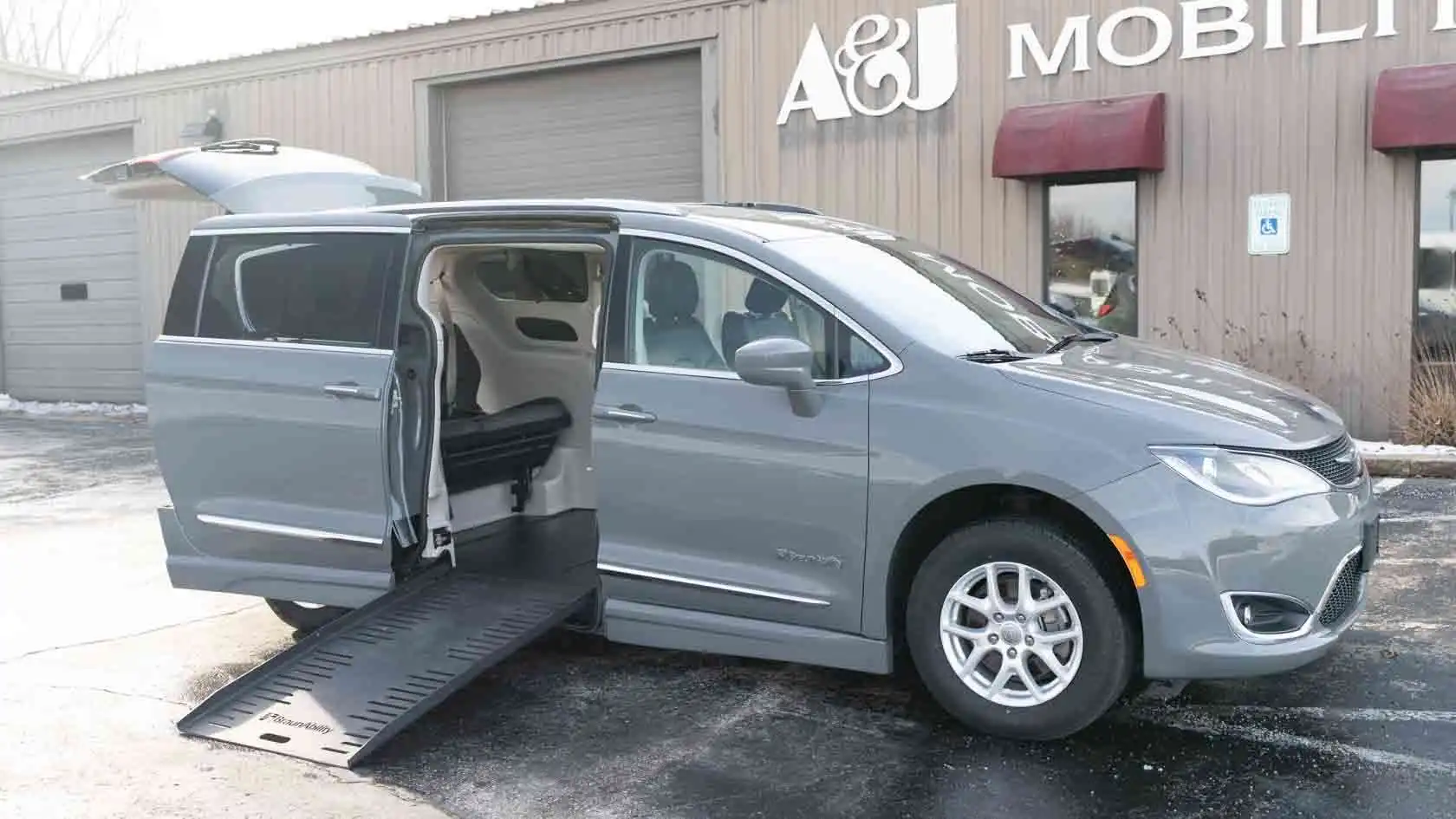 2020 Chrysler Pacifica Touring L's photo