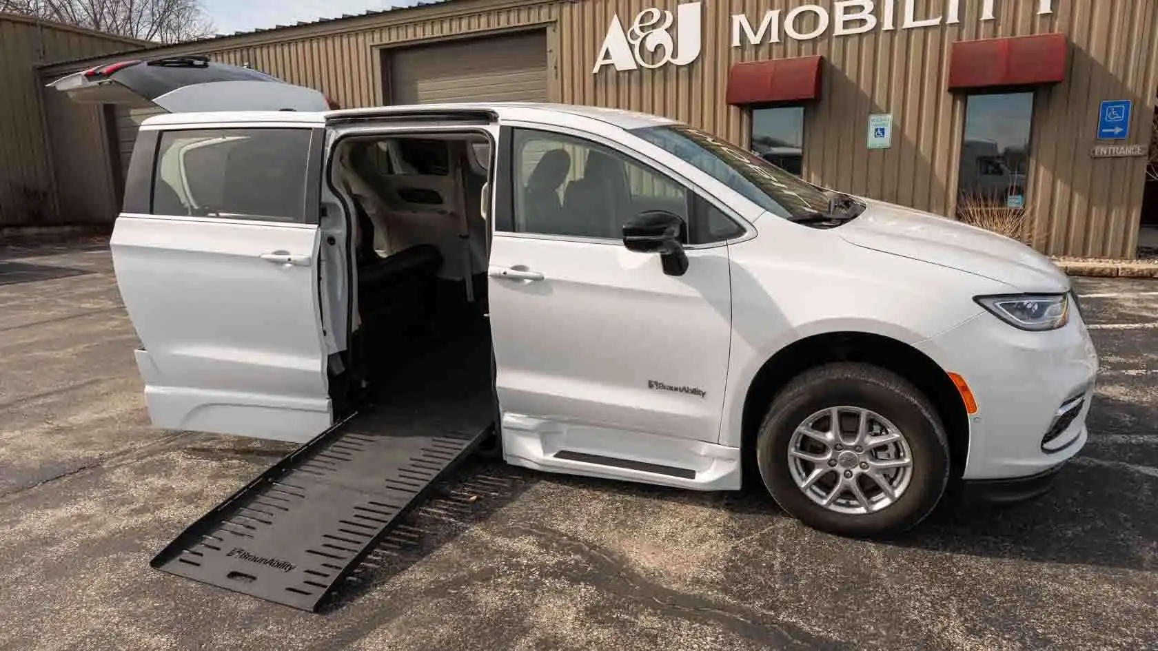 2024 Chrysler Pacifica Touring L's photo