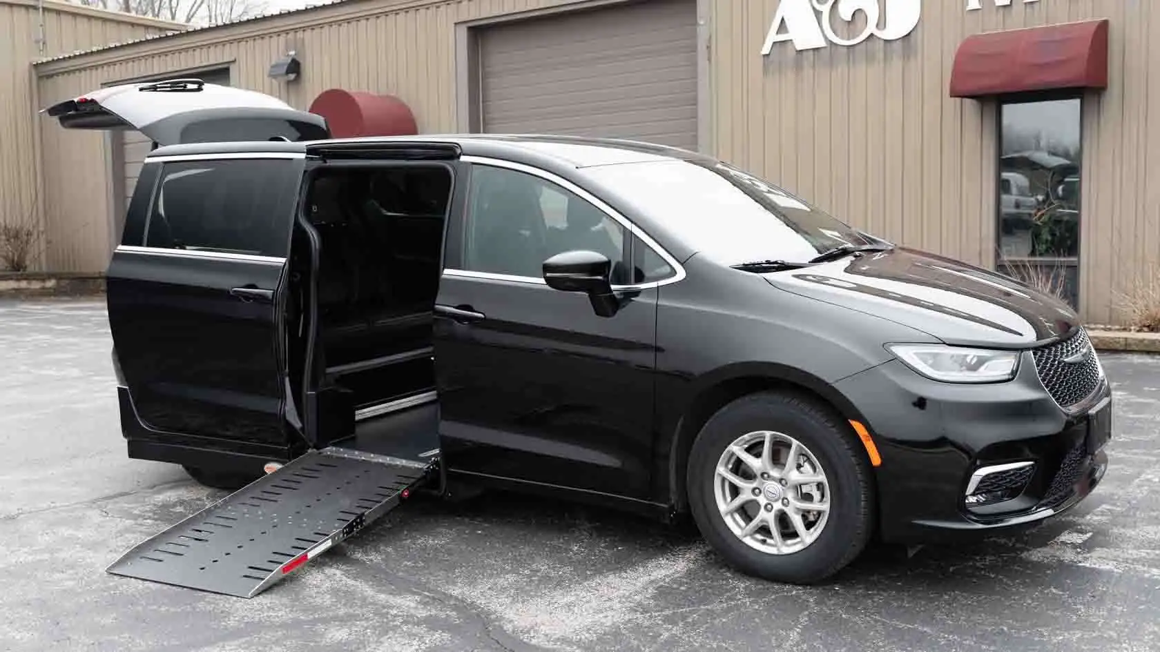 2025 Chrysler Pacifica Select photo 1