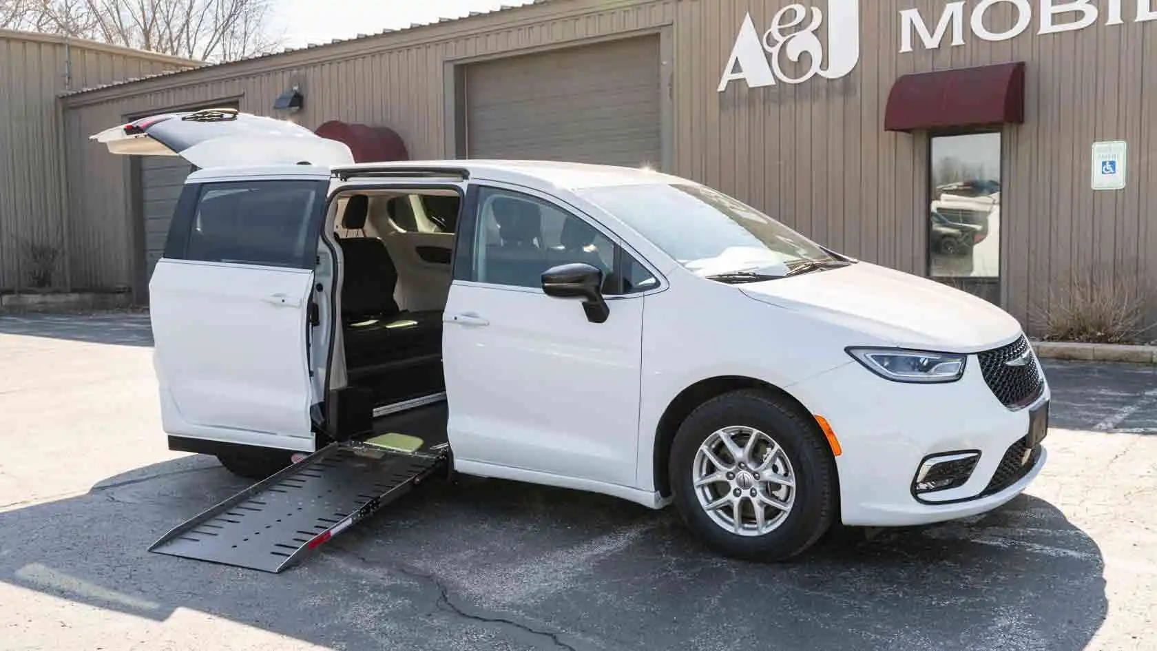 2024 Chrysler Pacifica Touring L's photo