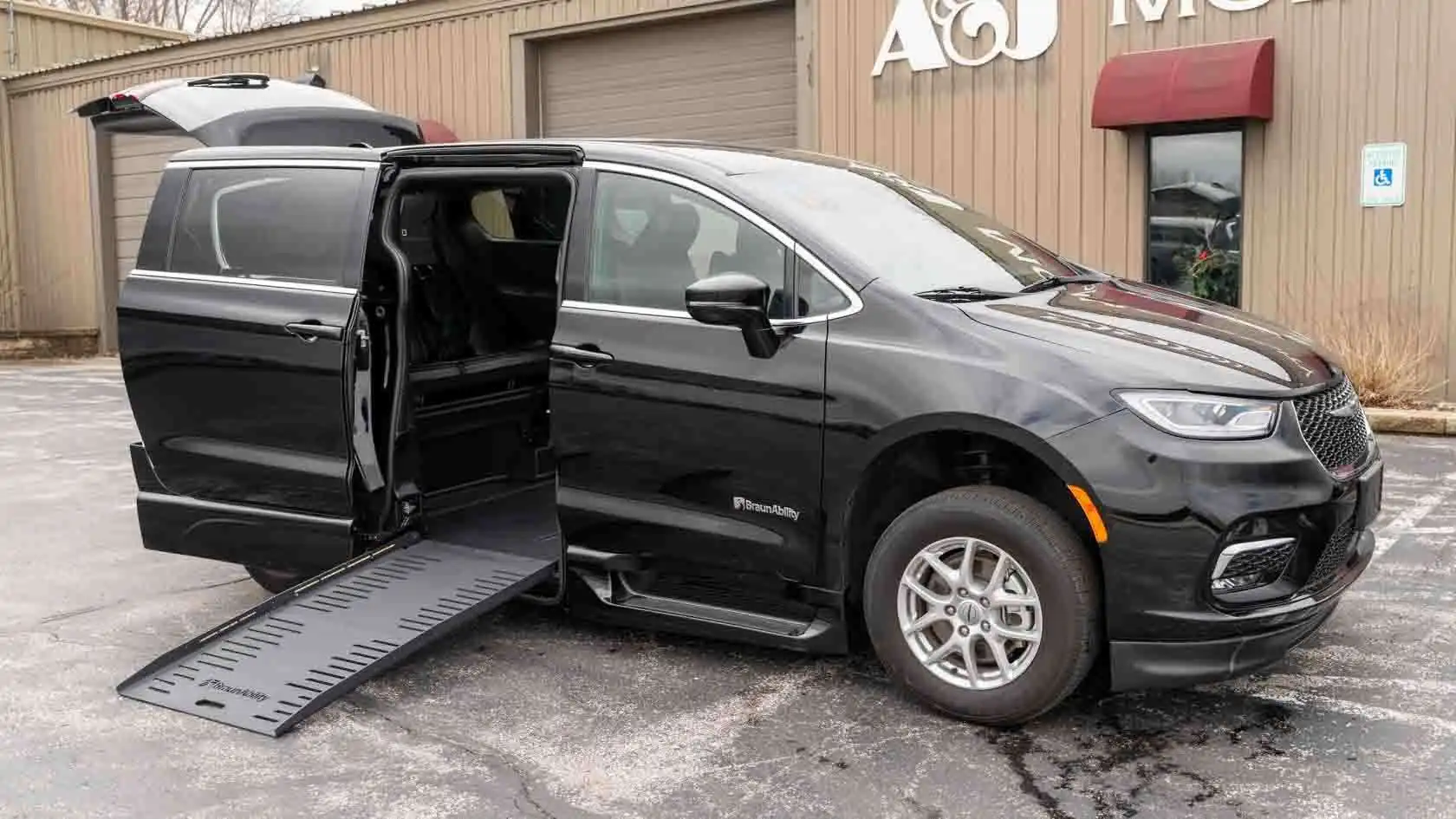 2025 Chrysler Pacifica Select's photo