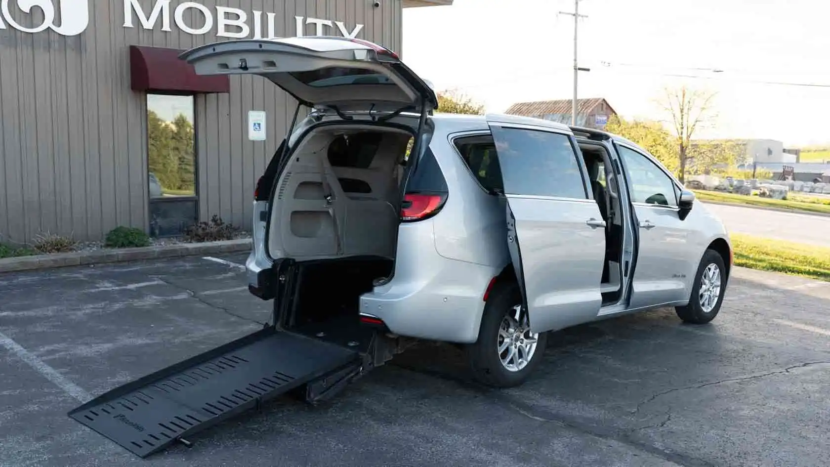 2023 Chrysler Pacifica Touring L's photo