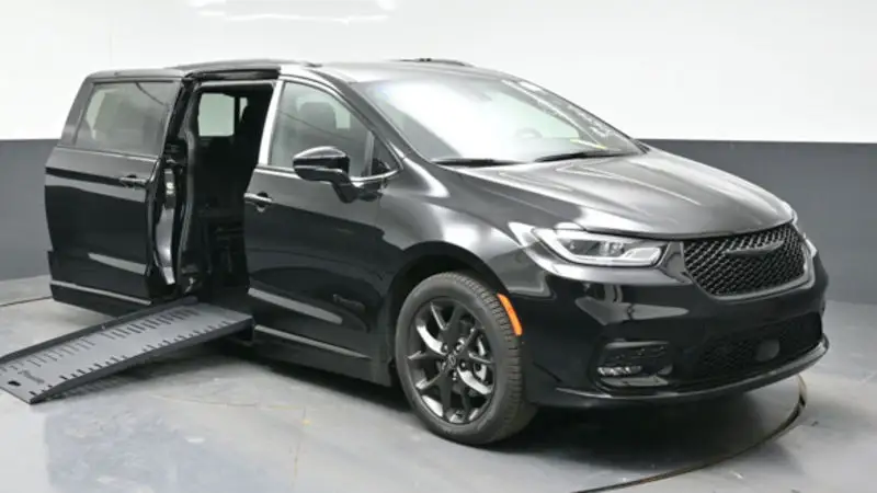 2026 Chrysler Pacifica Select photo 1