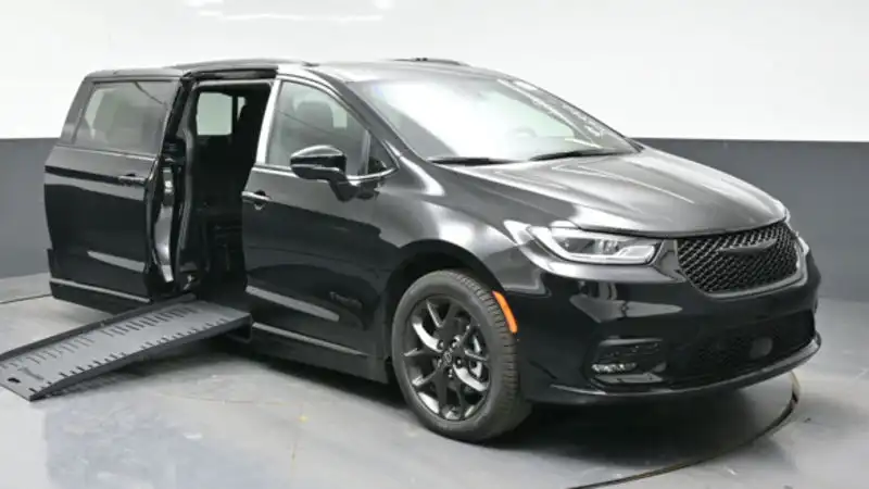 2026 Chrysler Pacifica Select's photo