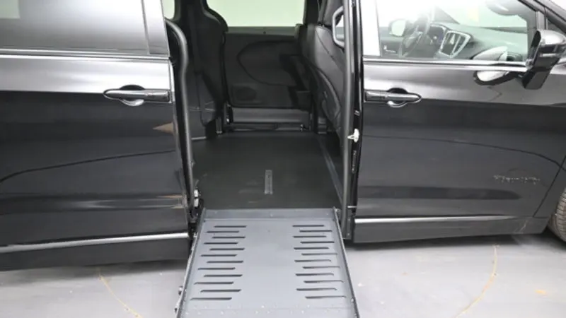 2026 Chrysler Pacifica Select photo 3