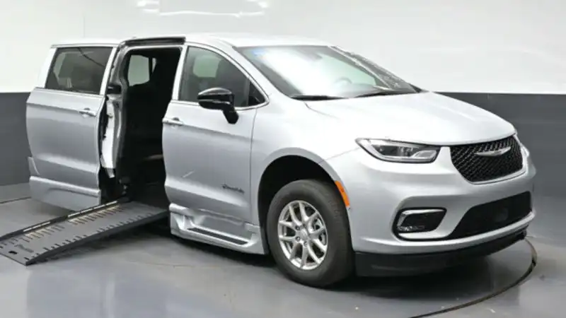 2026 Chrysler Pacifica Select's photo