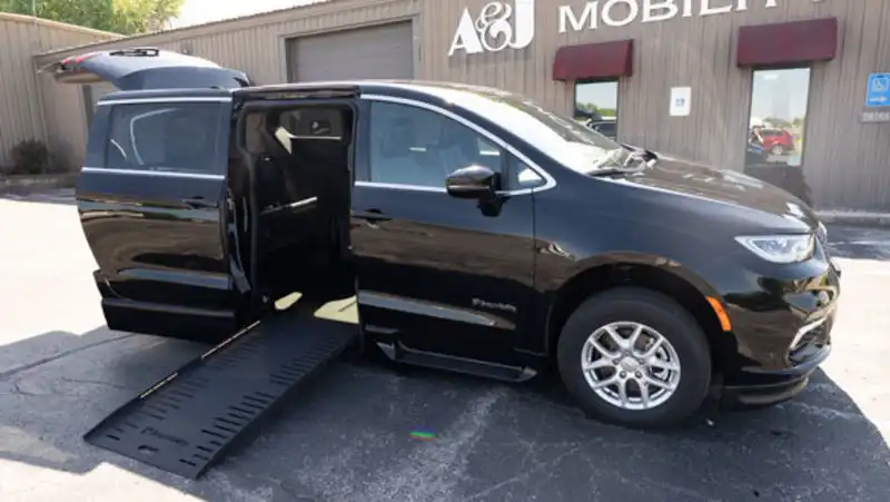 2025 Chrysler Pacifica Select's photo