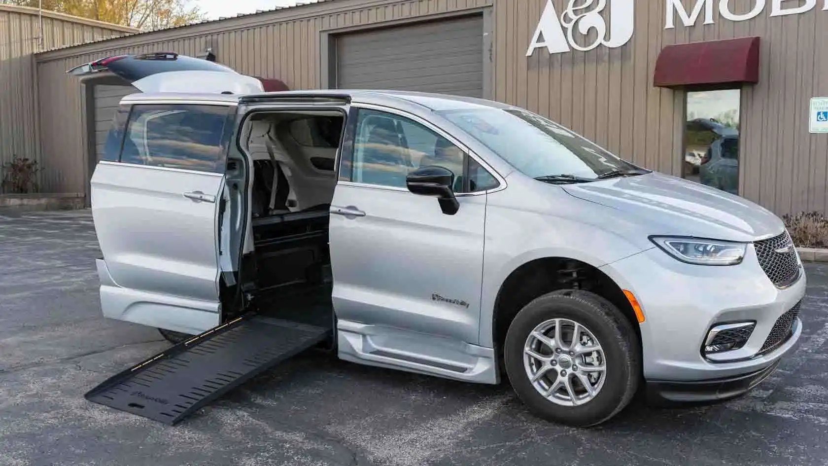 2024 Chrysler Pacifica Touring L's photo