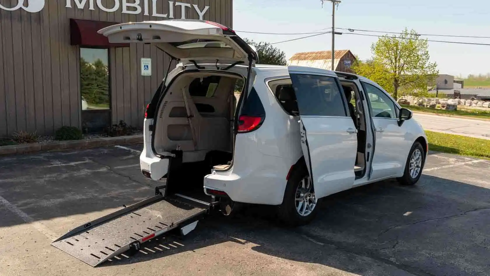 2023 Chrysler Pacifica Touring L's photo