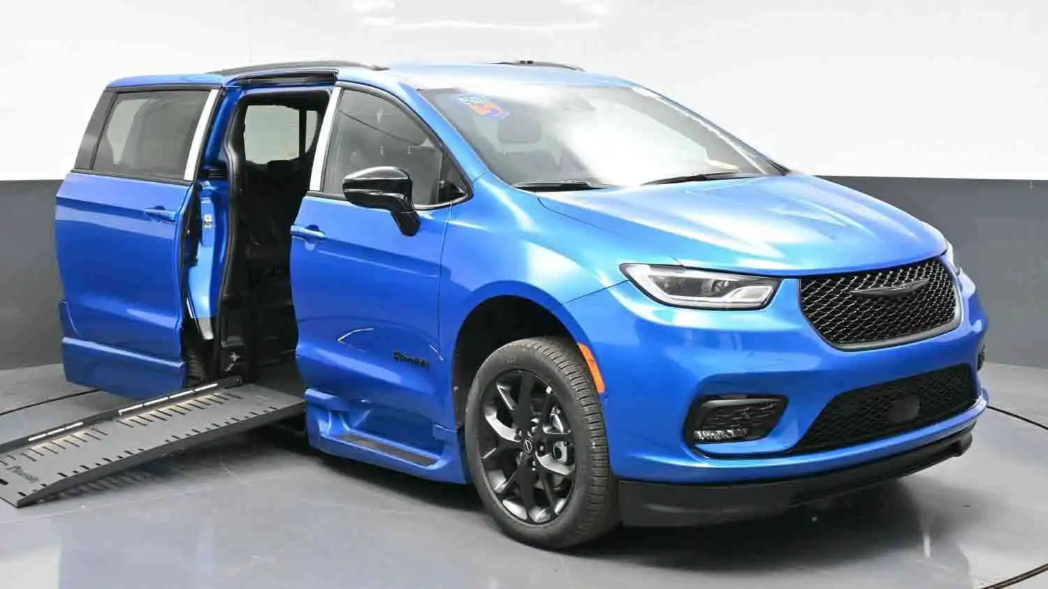 2026 Chrysler Pacifica Select's photo