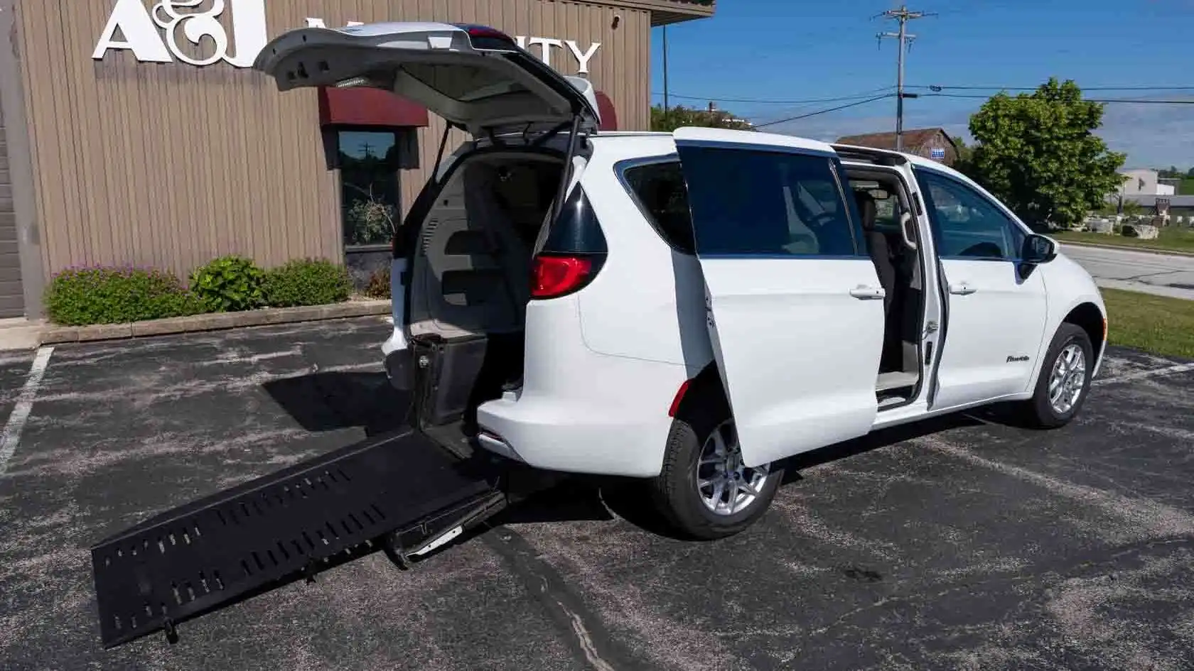 2023 Chrysler Voyager LX's photo