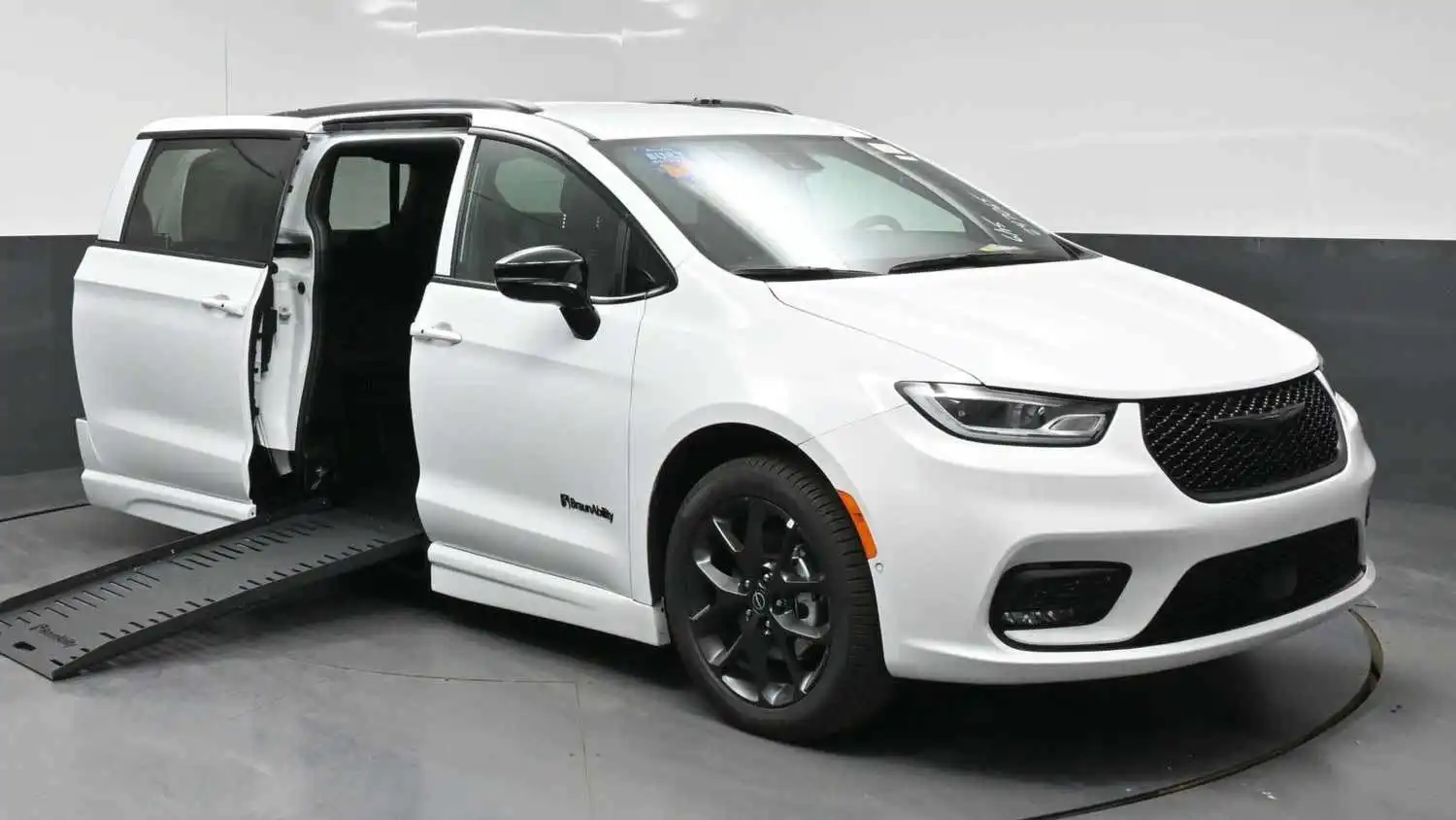 2026 Chrysler Pacifica Select's photo