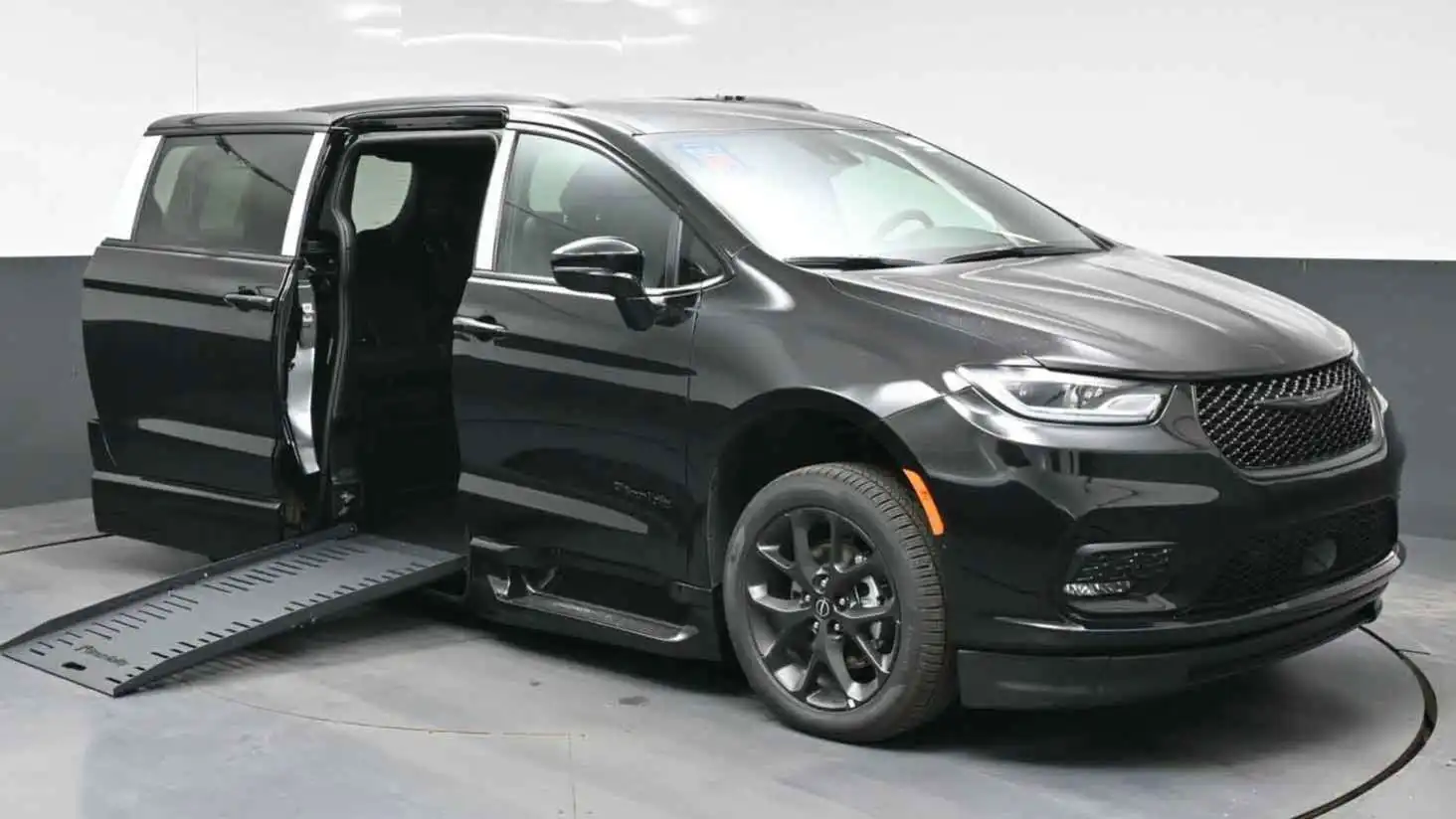 2026 Chrysler Pacifica Select's photo