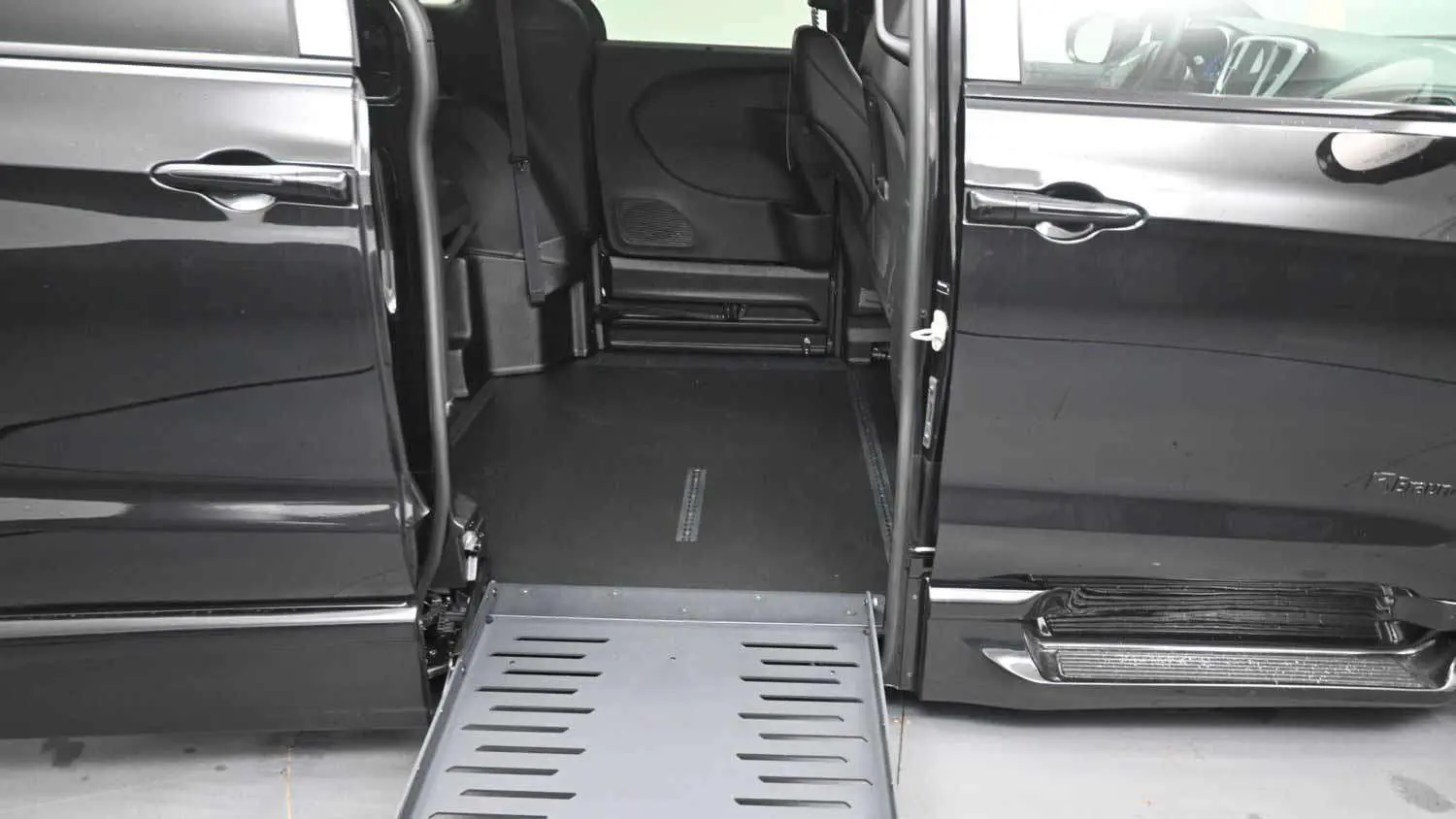 2026 Chrysler Pacifica Select photo 3
