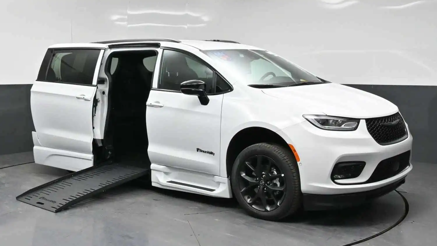 2026 Chrysler Pacifica Select's photo