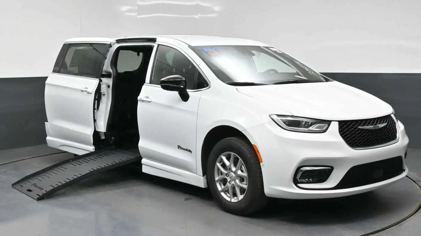 2026 Chrysler Pacifica Select's photo