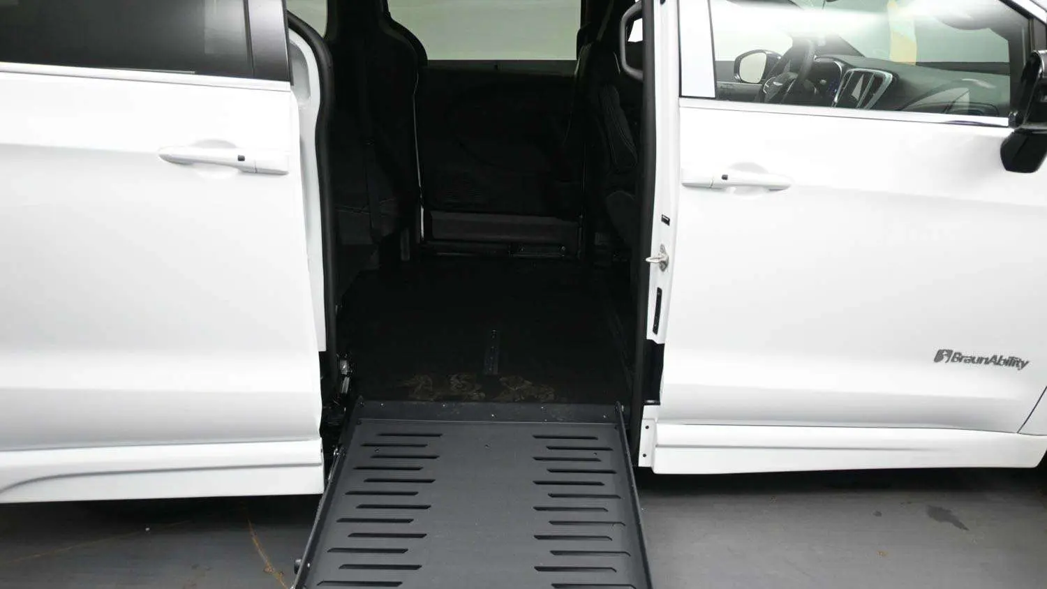 2026 Chrysler Pacifica Select photo 3