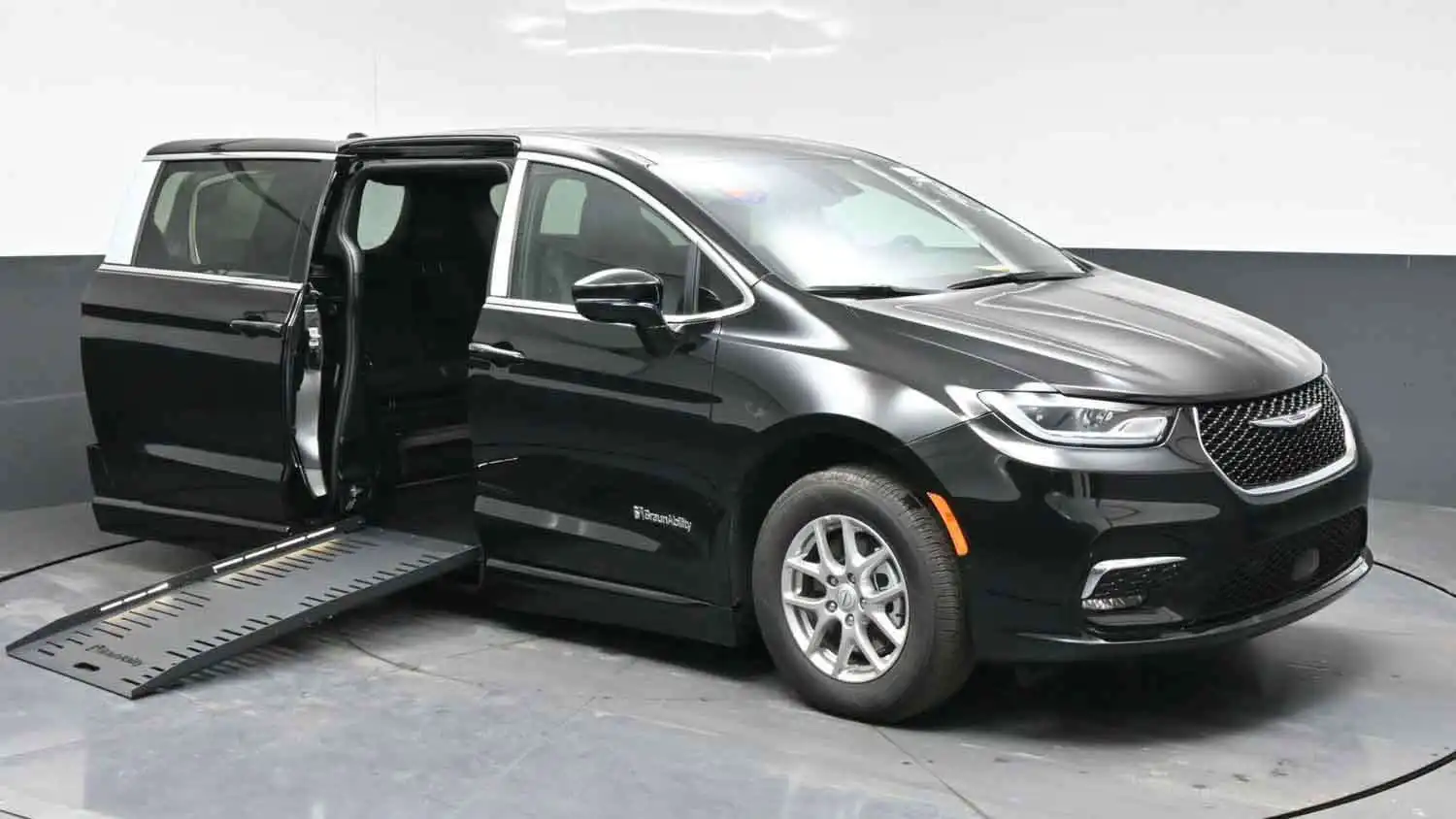 2026 Chrysler Pacifica Select's photo