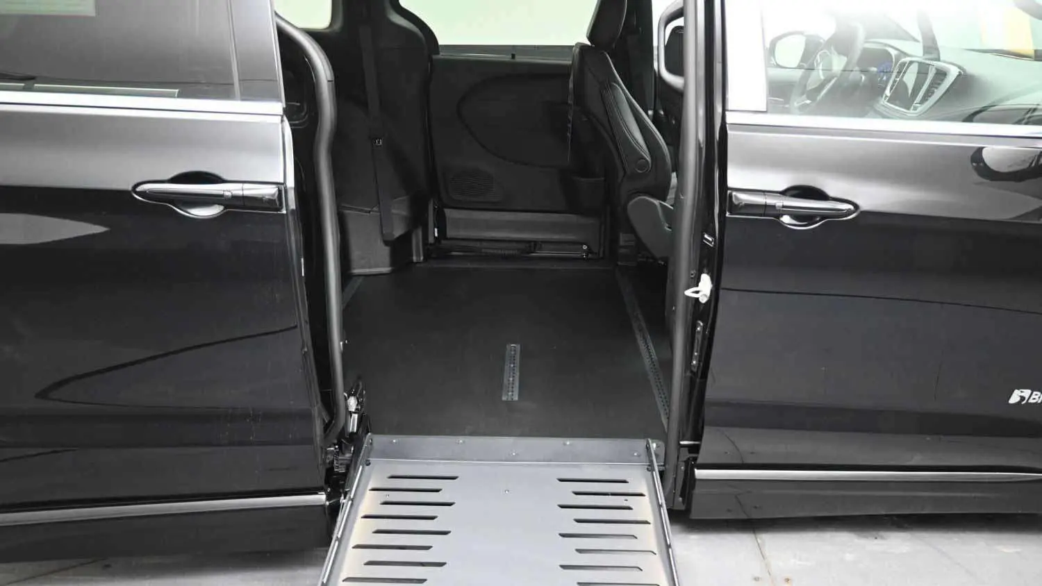 2026 Chrysler Pacifica Select photo 3