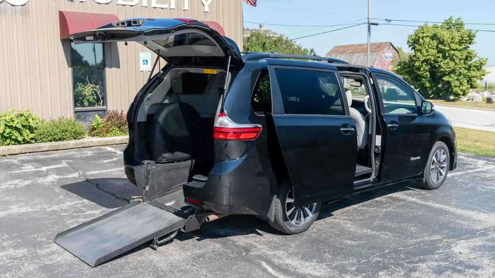 2019 Toyota Sienna Limited V6 7-Passenger's photo
