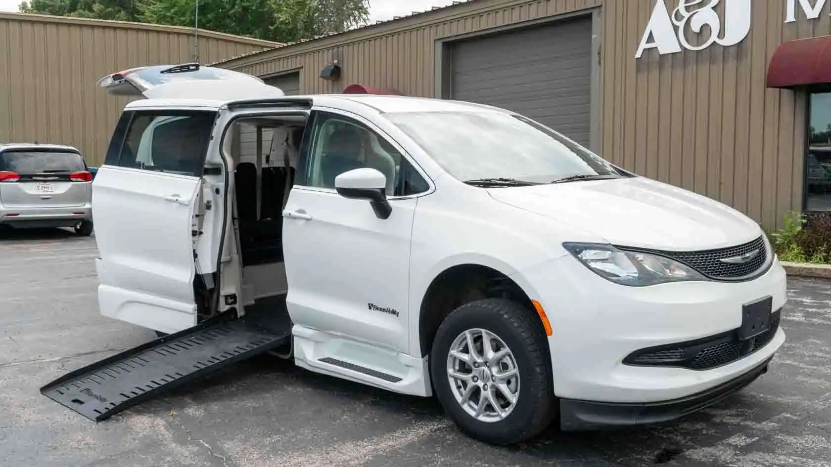 2022 Chrysler Voyager LX's photo