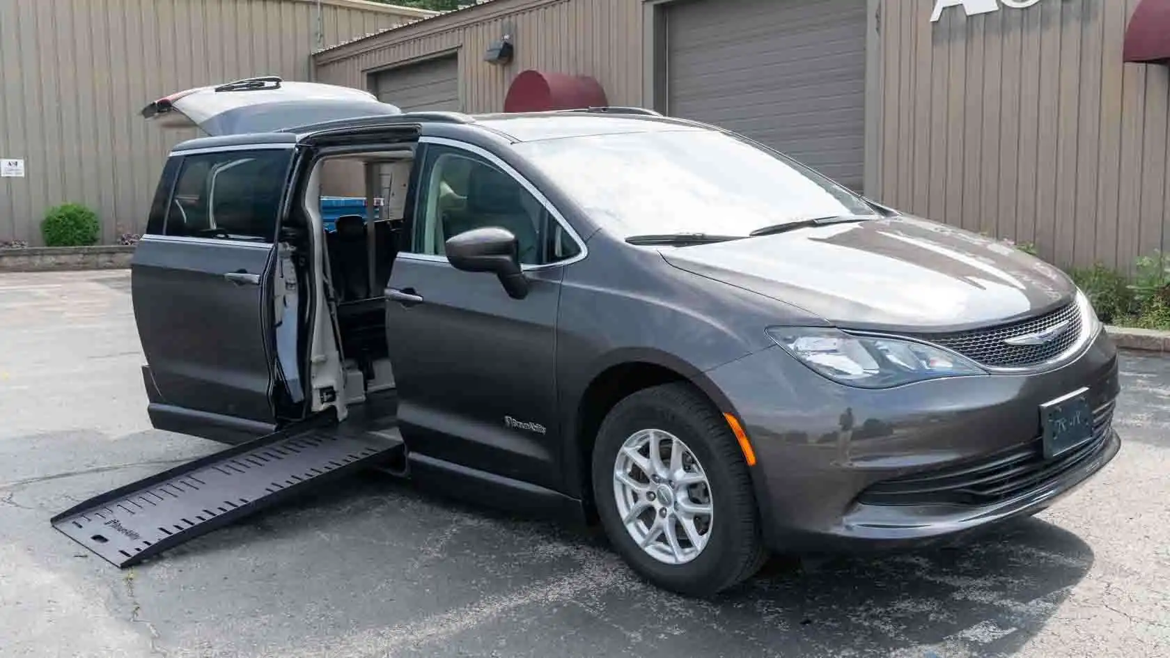 2020 Chrysler Voyager LXI's photo