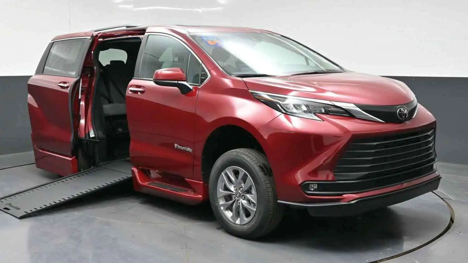 2026 Toyota Sienna XLE 7-Passenger Hybrid FWD's photo