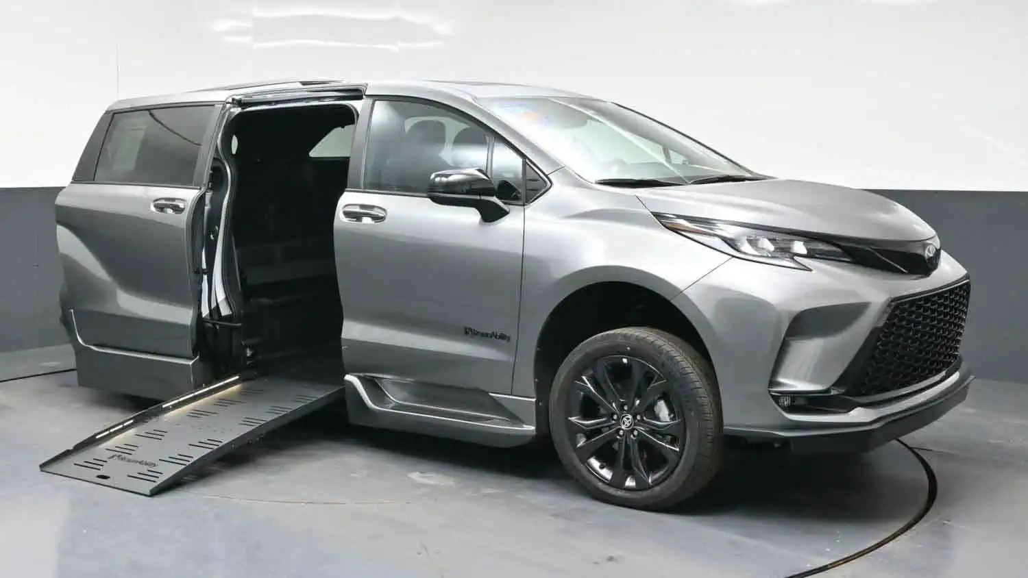 2026 Toyota Sienna XSE 7-Passenger Hybrid FWD's photo