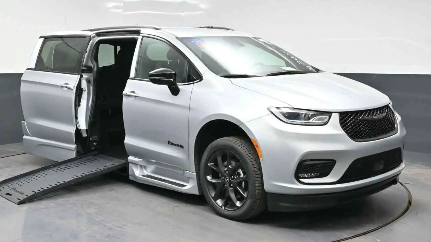 2026 Chrysler Pacifica Select photo 1