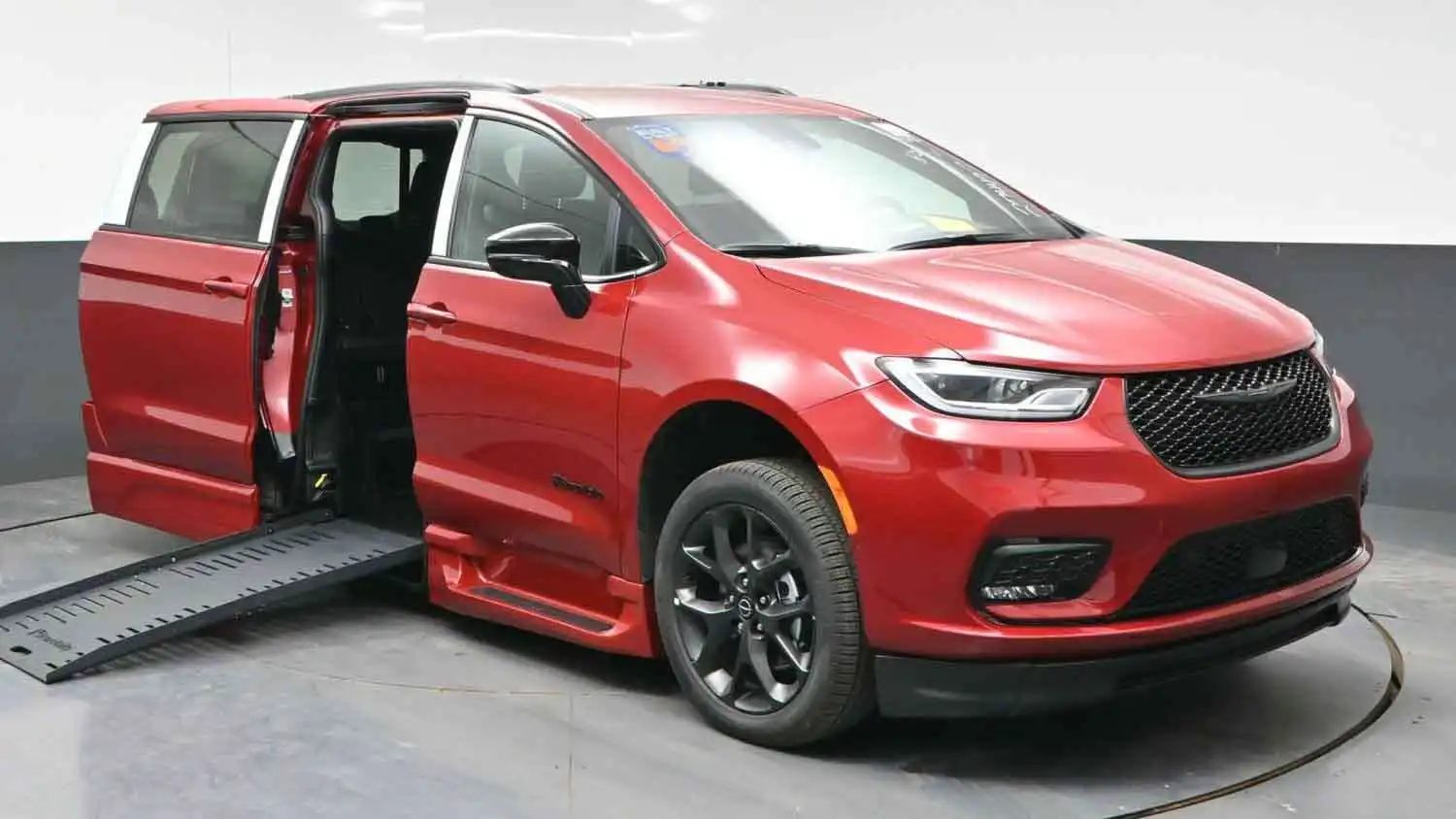 2026 Chrysler Pacifica Select's photo
