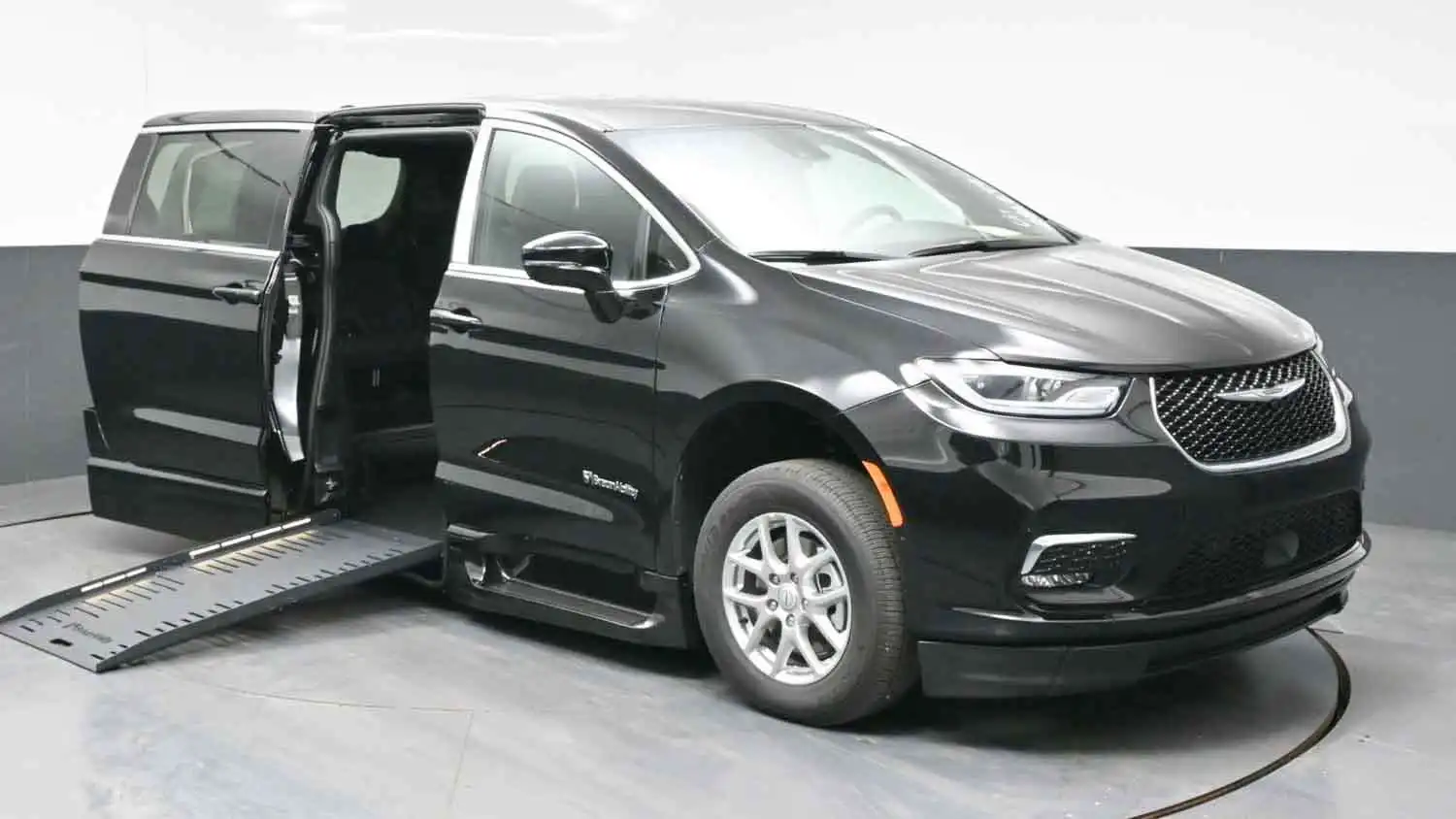 2026 Chrysler Pacifica Select's photo