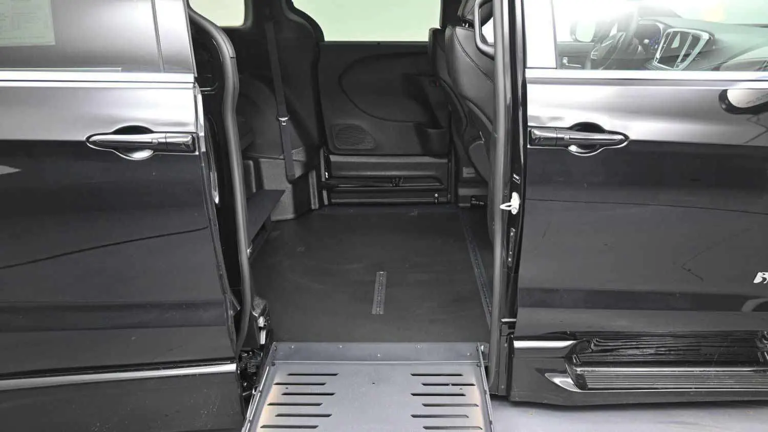 2026 Chrysler Pacifica Select photo 3